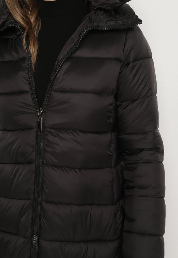 Born2be - Czarna Kurtka Pikowana o Wydłużonym Kroju z Dwustronnym Suwakiem i Odpinanym Kapturem Naorae. Okazja: na co dzień. Kolor: czarny. Materiał: jeans. Styl: elegancki, casual, sportowy