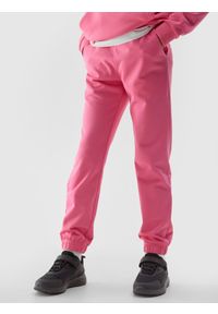 4F JUNIOR - Spodnie dresowe joggery dziewczęce - różowe. Okazja: na co dzień. Kolor: różowy. Materiał: dresówka. Wzór: gładki, ze splotem. Styl: casual, sportowy