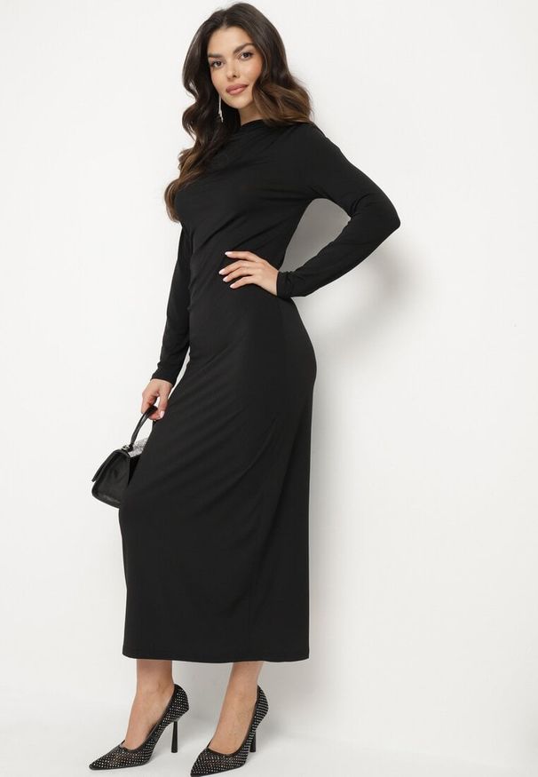 Born2be - Czarna Sukienka z Marszczeniem o Dopasowanym Kroju Naliraia. Okazja: na co dzień. Kolor: czarny. Długość rękawa: długi rękaw. Typ sukienki: dopasowane, proste. Styl: casual, rockowy, elegancki