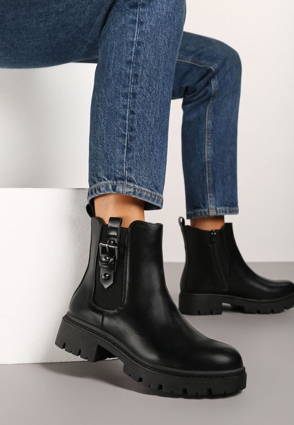 Renee - Czarne Botki Typu Sztyblety z Cholewką Zdobioną Paskiem ze Sprzączką Zolamia. Zapięcie: pasek. Kolor: czarny. Materiał: jeans, skóra, materiał. Szerokość cholewki: normalna. Wzór: aplikacja. Sezon: jesień, zima. Styl: elegancki