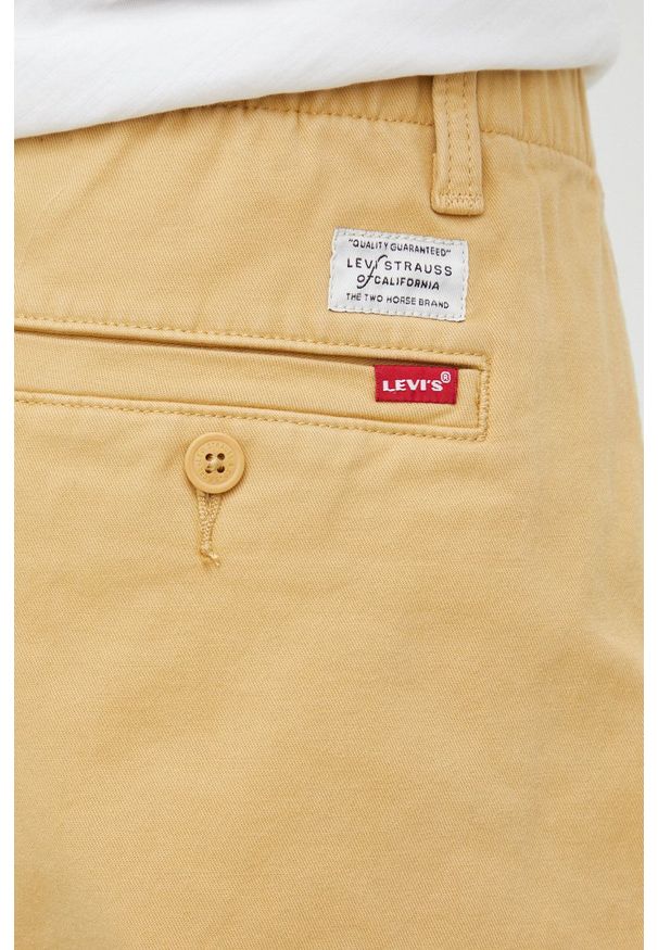 Levi's® - Levi's spodnie męskie kolor beżowy w fasonie chinos. Okazja: na spotkanie biznesowe. Kolor: beżowy. Materiał: tkanina. Styl: biznesowy