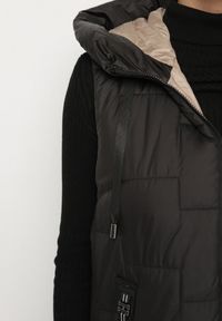 Born2be - Czarna Pikowana Kamizelka z Kapturem i Sznurkami Imvila. Okazja: na co dzień. Typ kołnierza: kaptur. Kolor: czarny. Materiał: jeans. Wzór: aplikacja. Styl: klasyczny, casual, elegancki #4