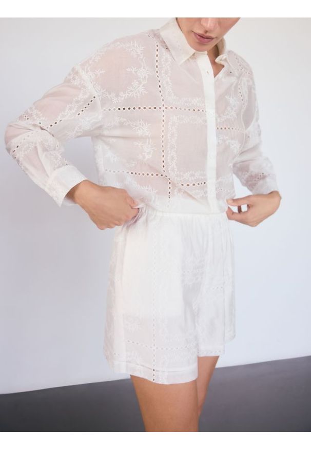 Reserved - Ażurowe szorty z lyocellem - biały. Kolor: biały. Materiał: tkanina. Wzór: ażurowy