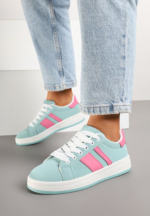 Renee - Jasnozielone Płaskie Sneakersy z Paskiem Quinesi. Okazja: na co dzień. Nosek buta: okrągły. Zapięcie: pasek. Kolor: zielony. Materiał: dresówka, jeans. Obcas: na płaskiej podeszwie