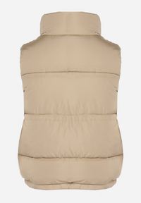 Born2be - Ciemnobeżowa Pikowana Kamizelka z Ozdobną Podszewką Olianela. Okazja: na co dzień, na spacer. Kolor: beżowy. Materiał: jeans. Wzór: aplikacja. Styl: casual, elegancki #2