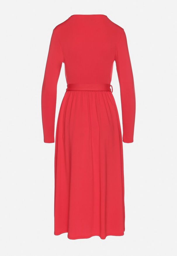 Born2be - Czerwona Sukienka Kopertowa z Wiskozą Wiązana w Talii Drestalia. Okazja: na co dzień. Typ kołnierza: dekolt w kształcie V. Kolor: czerwony. Materiał: wiskoza. Długość rękawa: długi rękaw. Typ sukienki: kopertowe. Styl: klasyczny, casual