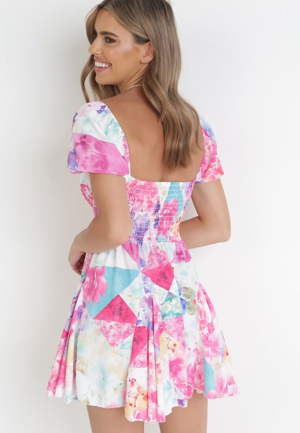 Born2be - Fuksjowa Sukienka Mini z Gumkami w Pasie w Kwiaty Maggietta. Kolor: różowy. Długość rękawa: krótki rękaw. Wzór: kwiaty. Sezon: wiosna, lato. Długość: mini