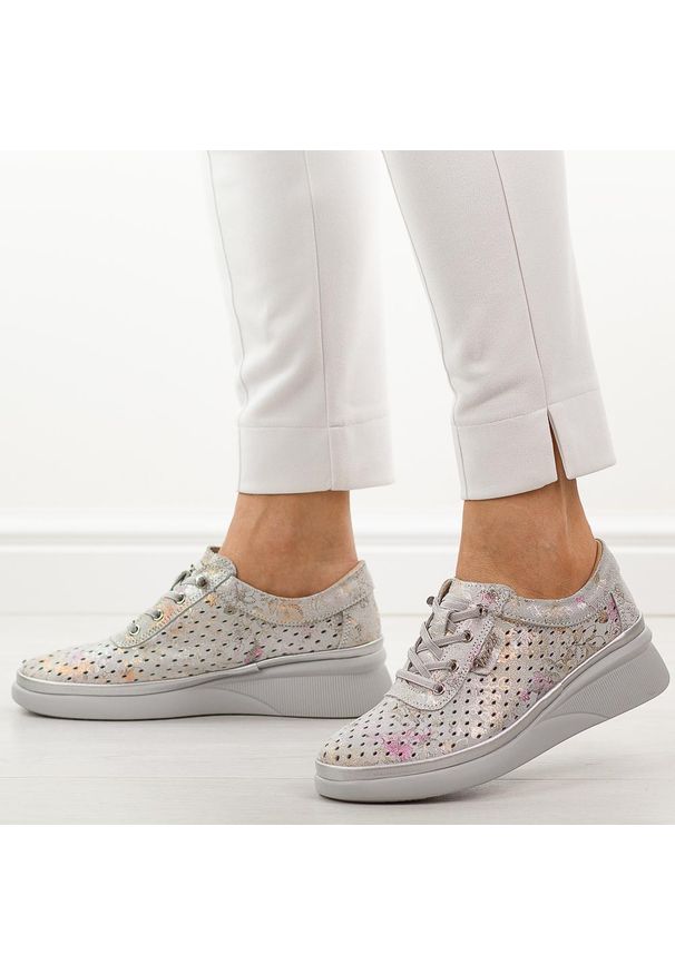 Szare mix ażurowe skórzane półbuty damskie Vinceza 79603. Okazja: na spacer, na co dzień. Kolor: szary. Materiał: skóra. Szerokość cholewki: normalna. Wzór: ażurowy. Sezon: wiosna, jesień, lato. Styl: casual, elegancki, klasyczny