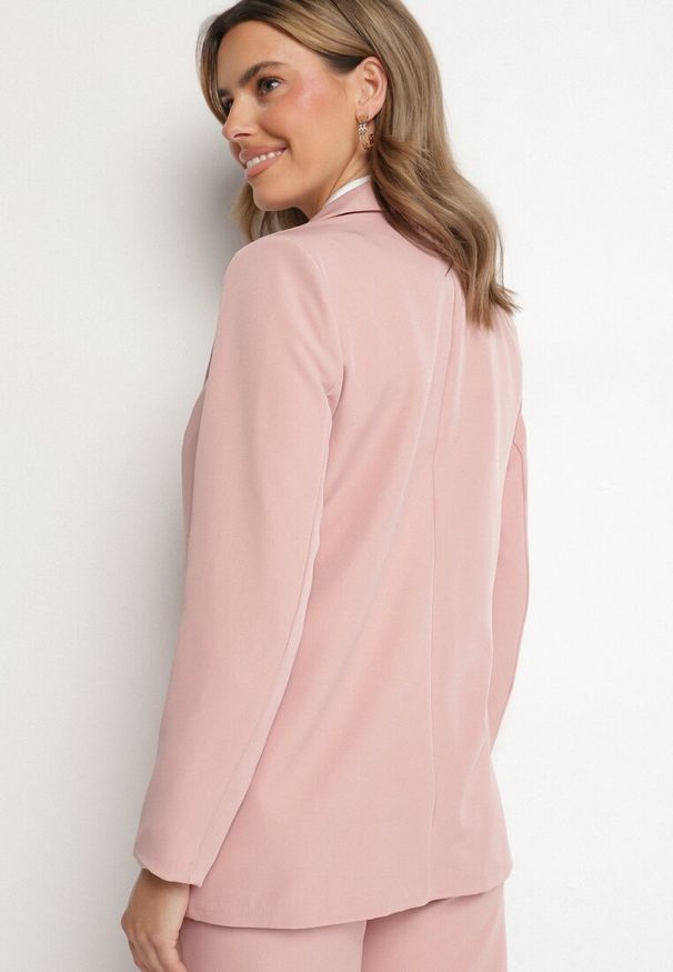 Born2be - Różowa Marynarka z Usztywnionymi Ramionami i Imitacją Kieszeni Vivimira. Okazja: na spotkanie biznesowe, na co dzień, na imprezę. Kolor: różowy. Styl: elegancki, biznesowy, klasyczny, casual