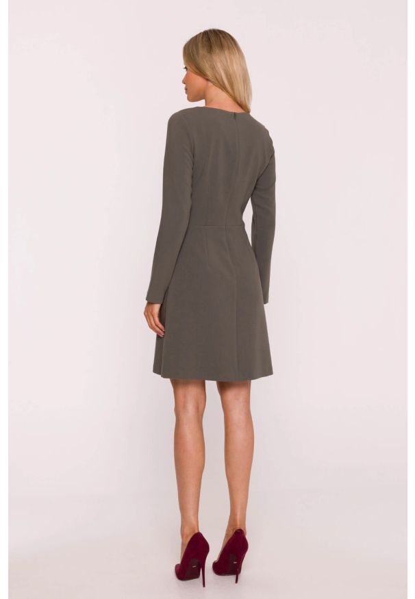 Stylove - Elegancka sukienka trapezowa z patkami w talii khaki. Okazja: na spotkanie biznesowe, do pracy. Kolor: czerwony, brązowy. Typ sukienki: trapezowe. Styl: elegancki