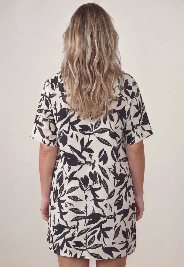 Born2be - Czarna Pudełkowa Sukienka z Wiskozy w Roślinny Wzór z Guzikami przy Dekolcie Acosia. Okazja: na co dzień. Kolekcja: plus size. Kolor: czarny. Materiał: wiskoza. Typ sukienki: proste, dla puszystych. Styl: elegancki, klasyczny, casual