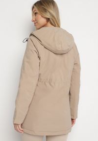 Born2be - Ciemnobeżowa Kurtka Parka z Kapturem i Kieszeniami Ściągana w Pasie Omeina. Okazja: na co dzień. Typ kołnierza: kaptur. Kolor: beżowy. Materiał: jeans. Styl: casual, elegancki #3
