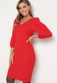 Born2be - Czerwona Dopasowana Sukienka z Dekoltem w Serek Zinnaira. Okazja: na spotkanie biznesowe, do pracy, na co dzień. Typ kołnierza: dekolt w serek. Kolor: czerwony. Materiał: skóra. Typ sukienki: dopasowane. Styl: elegancki, casual, klasyczny, biznesowy #1