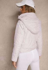 Renee - Jasnofioletowa Kurtka z Szerokim Pikowaniem i Nieodpinanym Kapturem Ninilira. Okazja: na co dzień. Kolor: fioletowy. Materiał: jeans. Długość rękawa: długi rękaw. Długość: długie. Styl: casual, elegancki