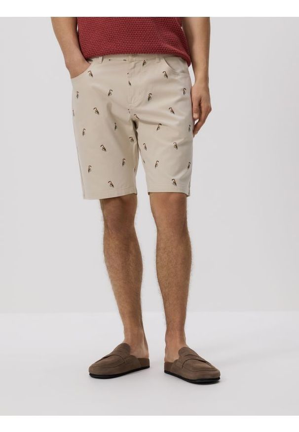 Reserved - Szorty carrot z nadrukiem - złamana biel. Materiał: bawełna, tkanina. Wzór: nadruk