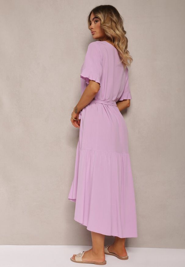 Renee - Fioletowa Pudełkowa Sukienka z Falbankami i Materiałowym Paskiem w Talii Dimrias. Typ kołnierza: kołnierz z falbankami. Kolor: fioletowy. Materiał: materiał. Sezon: lato