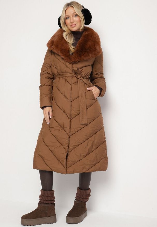 Born2be - Brązowa Długa Kurtka Płaszcz Pikowany z Wiązanym Paskiem i Futerkiem Kemiss. Kolor: brązowy. Materiał: futro. Długość: długie. Wzór: aplikacja