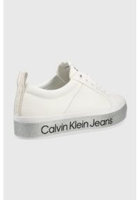 Calvin Klein Jeans tenisówki YW0YW00491.YAF damskie kolor biały. Nosek buta: okrągły. Zapięcie: sznurówki. Kolor: biały. Materiał: guma. Obcas: na platformie #2