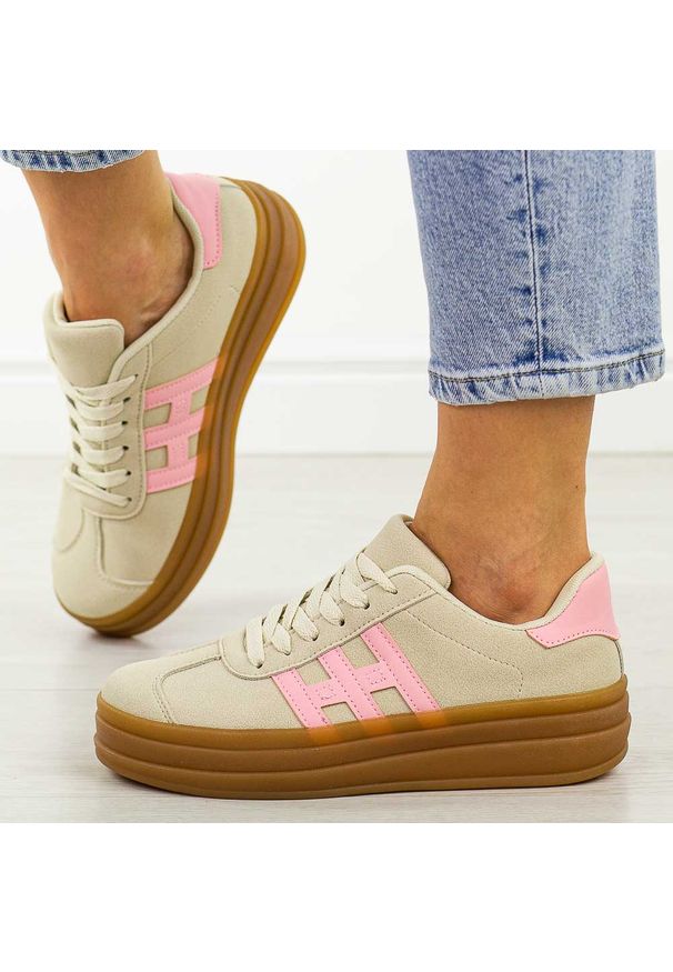 Beżowe sneakersy damskie Jezzi News 9089. Okazja: na co dzień, na spacer. Zapięcie: sznurówki. Kolor: beżowy. Materiał: skóra. Szerokość cholewki: normalna. Sezon: wiosna, jesień, lato. Obcas: na platformie. Sport: turystyka piesza