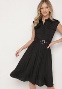 Born2be - Czarna Wiskozowa Sukienka Rozkloszowana z Koszulową Górą i Plisami z Paskiem Eviravie. Okazja: na co dzień. Kolor: czarny. Materiał: wiskoza. Typ sukienki: koszulowe. Styl: elegancki, casual, klasyczny. Długość: midi #5