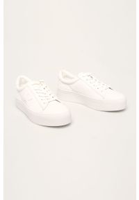 Calvin Klein - Buty skórzane. Nosek buta: okrągły. Zapięcie: sznurówki. Kolor: biały. Materiał: skóra. Szerokość cholewki: normalna. Obcas: na obcasie. Wysokość obcasa: średni #2