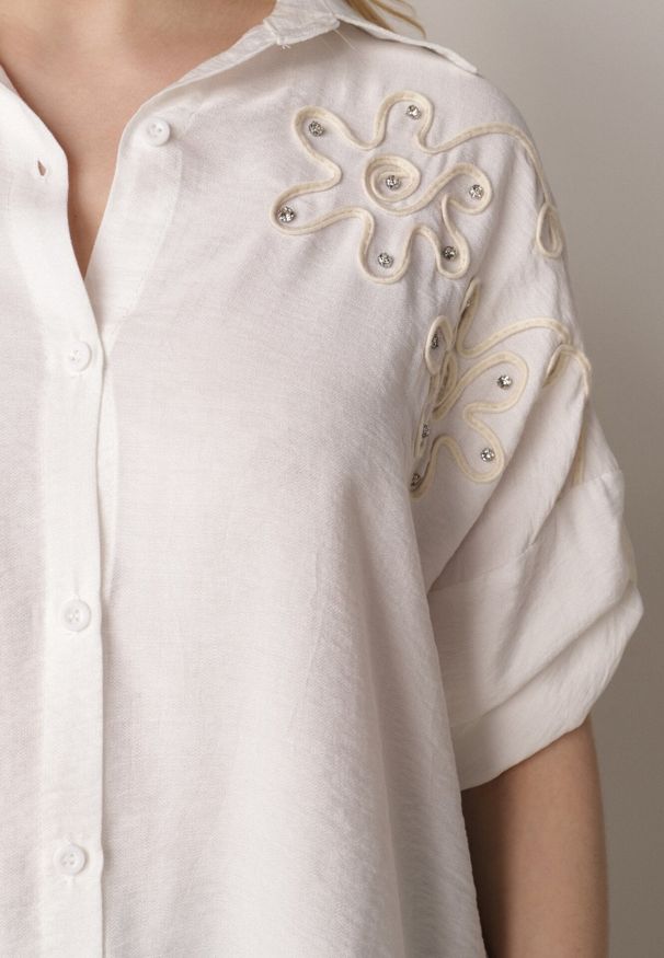 Born2be - Biała Nietoperzowa Koszula z Wiskozy z Haftem i Podpinanymi Rękawami Jilyla. Okazja: na co dzień, do pracy. Kolor: biały. Materiał: wiskoza. Długość: długie. Wzór: haft. Styl: casual, elegancki