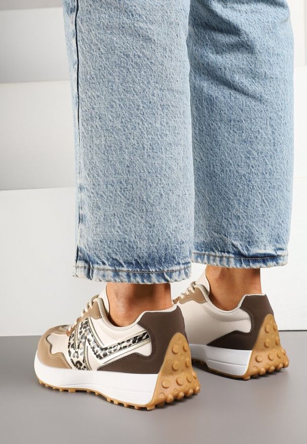 Renee - Panterkowe Sneakersy z Przeszyciami i Ozdobnym Bieżnikiem Weonessa. Okazja: na co dzień. Materiał: jeans. Szerokość cholewki: normalna