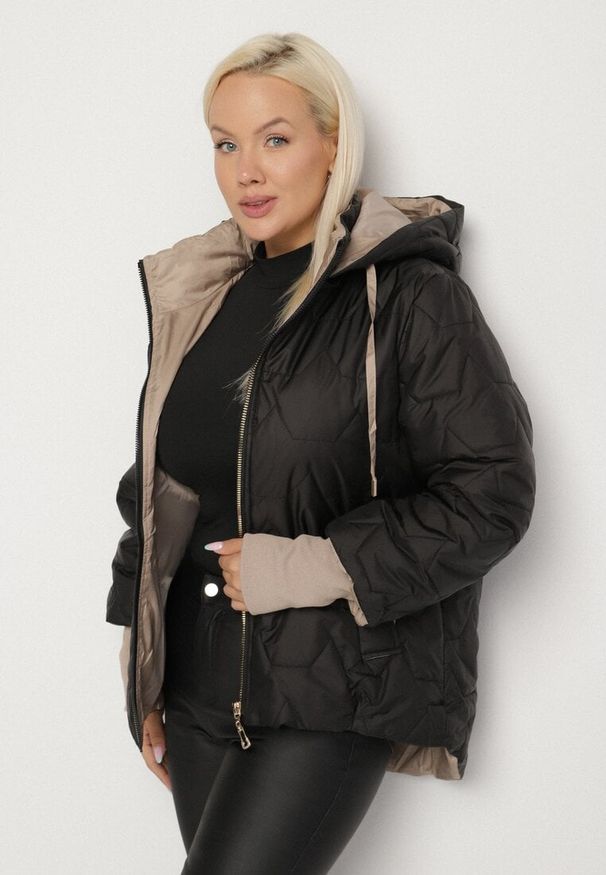 Born2be - Czarna Pikowana Kurtka z Kapturem i Przedłużonym Tyłem Tulunia. Okazja: na spacer. Typ kołnierza: kaptur. Kolekcja: plus size. Kolor: czarny. Materiał: jeans. Wzór: aplikacja. Styl: elegancki