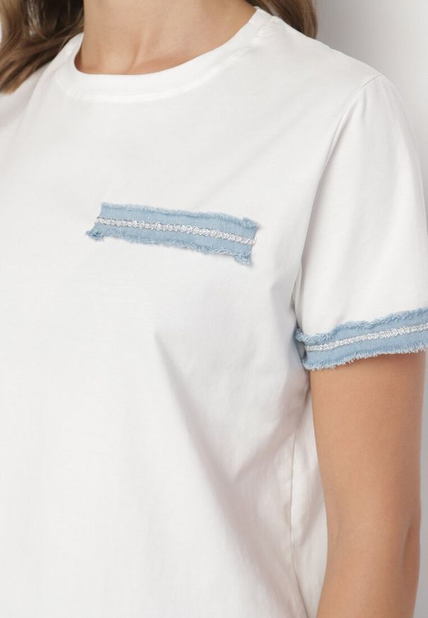 Born2be - Biała Bluzka Oversize z Bawełny z Krótkim Rękawem i Ozdobnymi Lamówkami Calnil. Okazja: na co dzień. Kolor: biały. Materiał: bawełna. Długość rękawa: krótki rękaw. Długość: krótkie. Styl: elegancki, casual, klasyczny