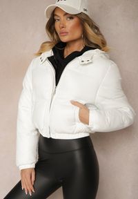 Renee - Biała Pikowana Kurtka z Nieodpinanym Kapturem o Krótkim Kroju Tinneira. Okazja: na spacer. Kolor: biały. Materiał: jeans. Długość: krótkie. Styl: elegancki