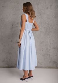 Renee - Niebieska Bawełniano-Wiskozowa Sukienka na Szerokich Ramiączkach z Wąskim Paskiem Alcassa. Typ kołnierza: dekolt kwadratowy. Kolor: niebieski. Materiał: wiskoza, bawełna. Długość rękawa: na ramiączkach. Typ sukienki: rozkloszowane, proste. Styl: elegancki #4