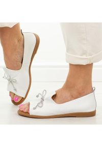 Białe skórzane płaskie sandały damskie Cambell 19388. Okazja: na co dzień. Kolor: biały. Materiał: skóra. Sezon: wiosna, lato. Styl: casual, klasyczny, elegancki #1