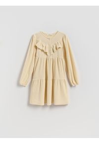 Reserved - Dzianinowa sukienka z falbaną - kremowy. Kolor: kremowy. Materiał: dzianina #1