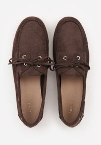 Born2be - Ciemnobrązowe Mokasyny VICES ze Skórzaną Wkładką Ozdobione Wiązaniem Pireronei. Nosek buta: okrągły. Zapięcie: sznurówki. Kolor: brązowy. Materiał: skóra. Wzór: aplikacja. Obcas: na obcasie. Styl: klasyczny. Wysokość obcasa: niski #9