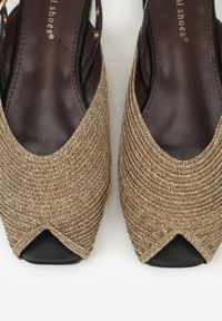 Renee - Ciemnobeżowe Sandały z Plecionką i Metalicznymi Ozdobami Crowstrider. Okazja: na co dzień. Zapięcie: sprzączka. Kolor: beżowy. Materiał: jeans. Wzór: aplikacja. Sezon: wiosna. Styl: glamour, casual, elegancki #5