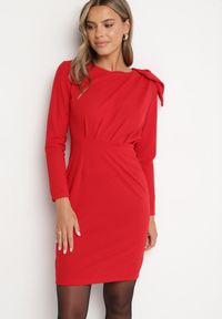Born2be - Czerwona Dopasowana Sukienka Koktajlowa Ozdobiona Kokardą i Rozcięciem na Linnaea. Okazja: na co dzień. Typ kołnierza: kokarda. Kolor: czerwony. Wzór: aplikacja. Typ sukienki: dopasowane. Styl: wizytowy #2