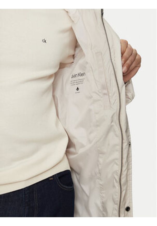 Calvin Klein Kurtka zimowa K10K113465 Beżowy Regular Fit. Kolor: beżowy. Materiał: syntetyk. Sezon: zima