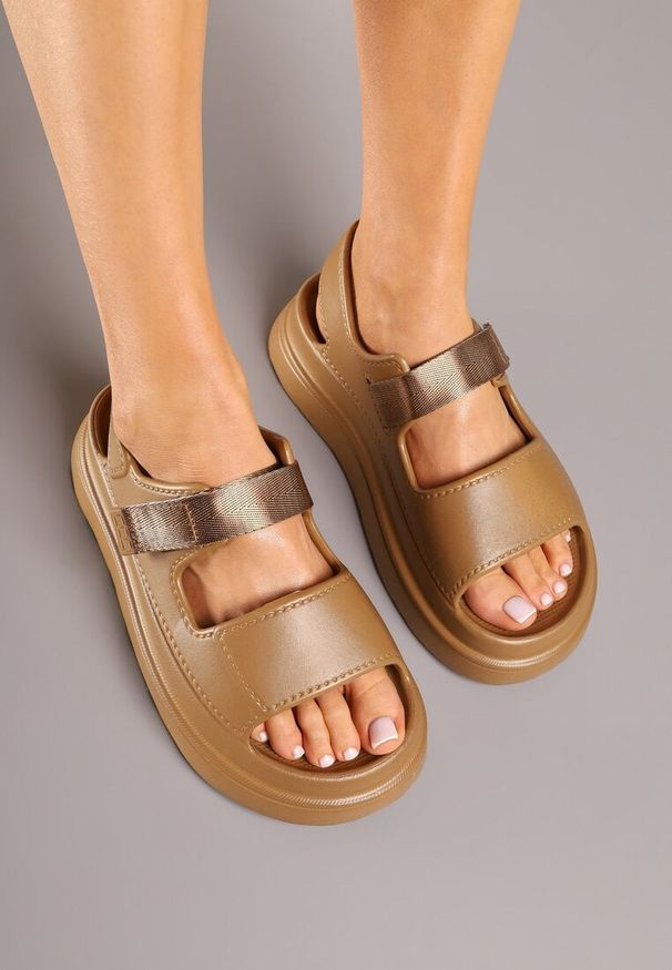 Born2be - Ciemnobeżowe Sandały na Grubej Podeszwie z Szerokim Paskiem Sarimira. Zapięcie: pasek. Kolor: beżowy