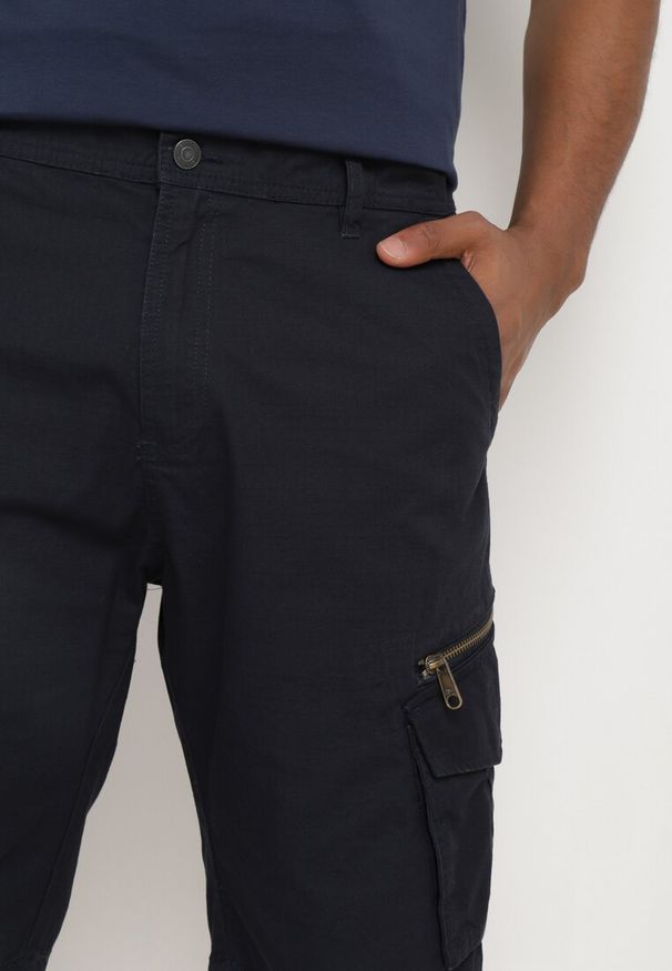 Born2be - Granatowe Bawełniane Szorty z Szerokimi Kieszeniami Cargo Diphea. Okazja: na co dzień. Kolor: niebieski. Materiał: bawełna. Sezon: lato. Styl: casual