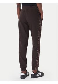 Adidas - adidas Spodnie dresowe Seasonal Essentials Leopard Print KA4720 Brązowy Regular Fit. Kolor: brązowy. Materiał: bawełna. Wzór: nadruk #2