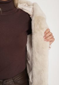 Born2be - Beżowa Pikowana Kurtka z Wiązanym Paskiem i Kapturem z Futerkiem Fenama. Okazja: na spacer, na co dzień. Kolor: beżowy. Materiał: futro. Styl: elegancki, casual #3