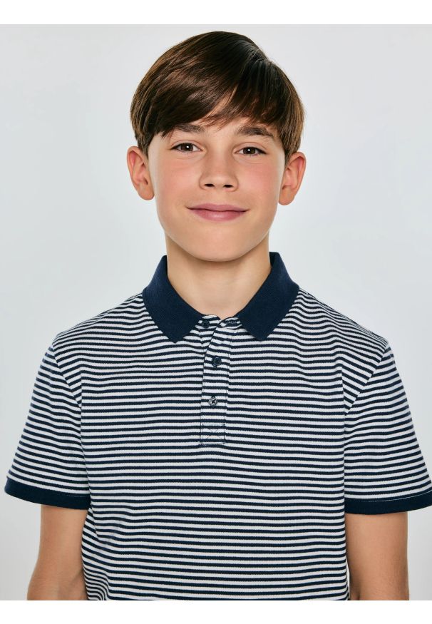 Big-Star - Koszulka chłopięca polo w paski granatowa Fiker 403. Typ kołnierza: polo. Kolor: niebieski. Materiał: dzianina. Długość rękawa: krótki rękaw. Długość: krótkie. Wzór: paski. Styl: sportowy, klasyczny