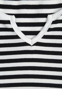 Born2be - Biało-Czarna Rozkloszowana Sukienka z Bawełny Imitująca Bluzkę w Paski i Spódnicę Chathusa. Okazja: na co dzień. Kolor: biały. Materiał: bawełna. Wzór: paski. Sezon: lato. Typ sukienki: rozkloszowane, proste. Styl: casual, klasyczny #7