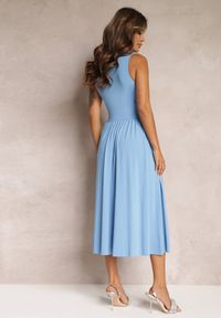 Renee - Jasnoniebieska Sukienka z Kopertowym Dekoltem i Plisowanym Dołem Anamarie. Kolor: niebieski. Długość rękawa: bez rękawów. Typ sukienki: kopertowe. Długość: midi #2