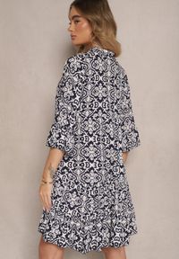 Renee - Granatowa Rozkloszowna Sukienka z Bawełny w Ornamentalny Wzór z Falbaną Lanariella. Typ kołnierza: kołnierz z falbankami. Kolor: niebieski. Materiał: bawełna. Typ sukienki: rozkloszowane