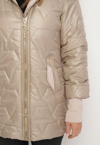 Born2be - Ciemnobeżowa Pikowana Kurtka z Kapturem i Rękawami ze Ściągaczami Melorisea. Okazja: na spotkanie biznesowe, do pracy, na spacer. Typ kołnierza: kaptur. Kolor: beżowy. Materiał: dzianina, jeans. Styl: biznesowy, elegancki #3