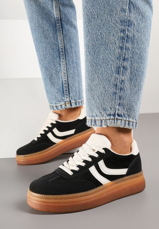 Renee - Czarne Sneakersy Typu Kultowe Tenisówki na Niskiej Platformie Olritia. Okazja: na co dzień. Kolor: czarny. Materiał: jeans. Szerokość cholewki: normalna. Wzór: aplikacja. Obcas: na platformie