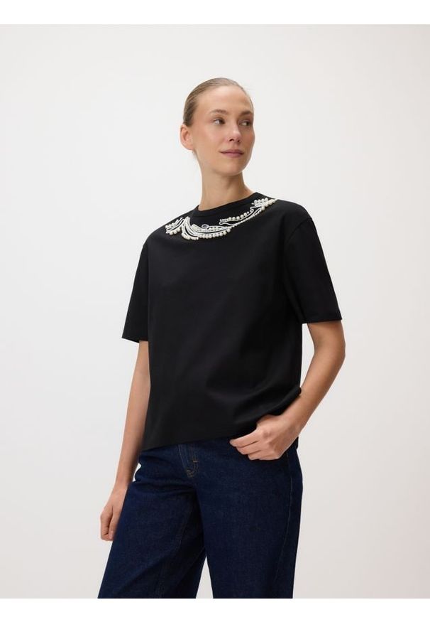 Reserved - T-shirt z imitacją pereł - czarny. Kolor: czarny. Materiał: dzianina, bawełna