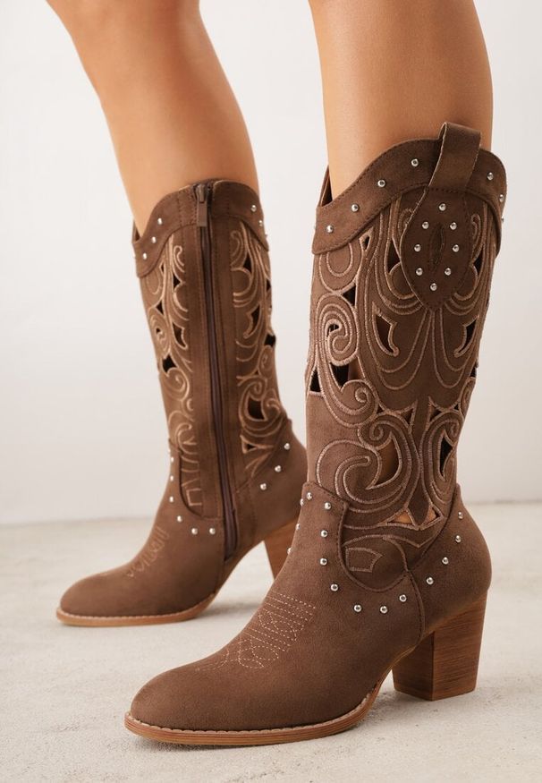 Renee - Brązowe Ażurowe Botki Kowbojki VICES na Stożku Zdobione Nitami Sennatea. Okazja: na spacer. Kolor: brązowy. Materiał: zamsz, jeans. Wzór: ażurowy, aplikacja. Sezon: lato. Obcas: na stożku. Styl: elegancki, boho. Wysokość obcasa: średni