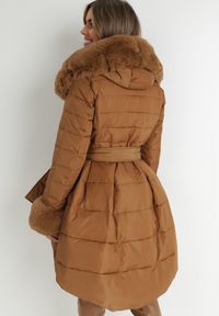 Born2be - Jasnobrązowa Kurtka Nautifa. Kolor: brązowy. Materiał: tkanina, futro. Długość rękawa: długi rękaw. Długość: długie #3